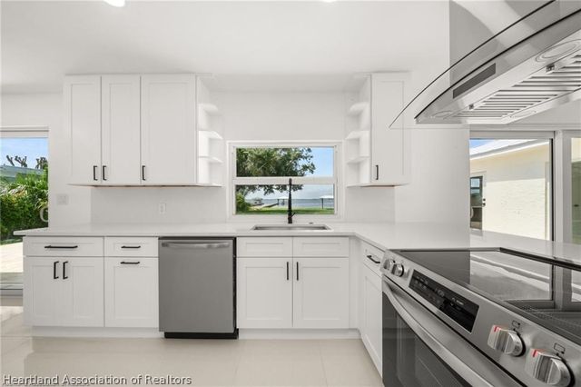 107 Lakefront Lane NW, Lake Placid, FL 33852