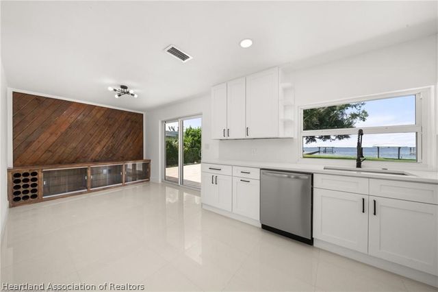 107 Lakefront Lane NW, Lake Placid, FL 33852