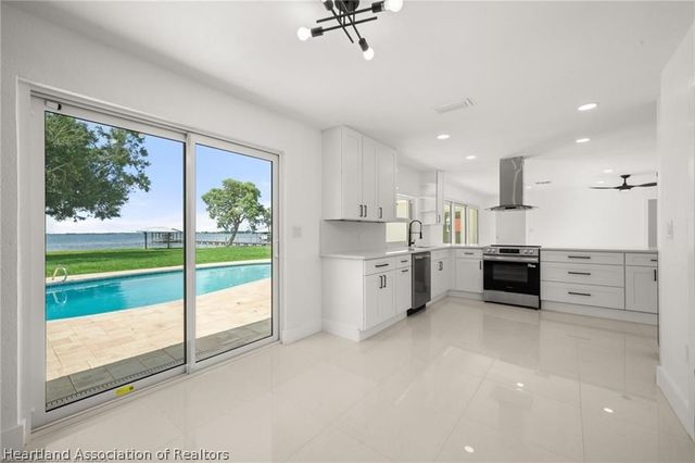 107 Lakefront Lane NW, Lake Placid, FL 33852