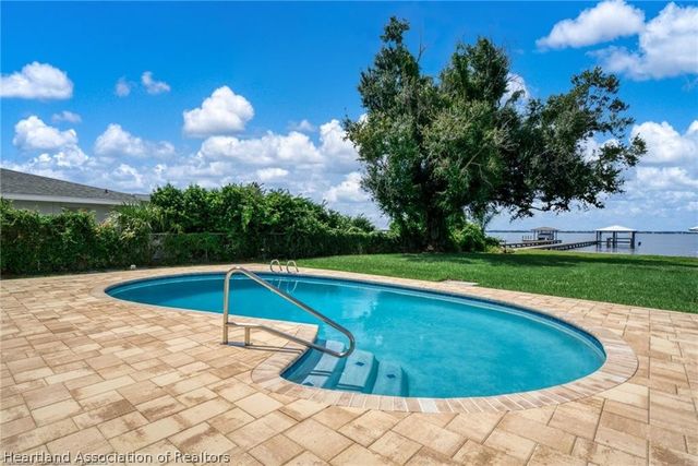 107 Lakefront Lane NW, Lake Placid, FL 33852