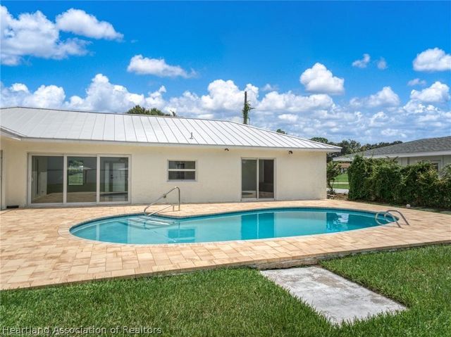 107 Lakefront Lane NW, Lake Placid, FL 33852