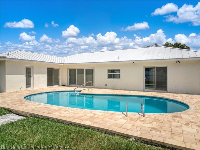 107 Lakefront Lane NW, Lake Placid, FL 33852