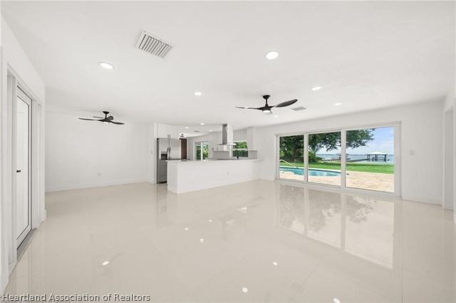 107 Lakefront Lane NW, Lake Placid, FL 33852