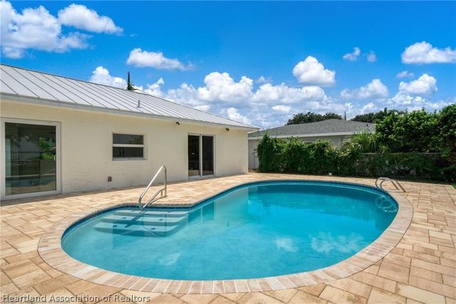 107 Lakefront Lane NW, Lake Placid, FL 33852