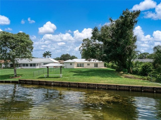 107 Lakefront Lane NW, Lake Placid, FL 33852