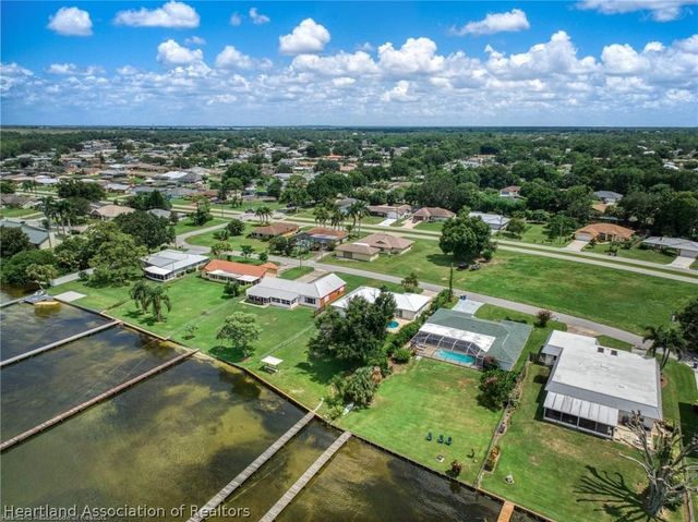 107 Lakefront Lane NW, Lake Placid, FL 33852