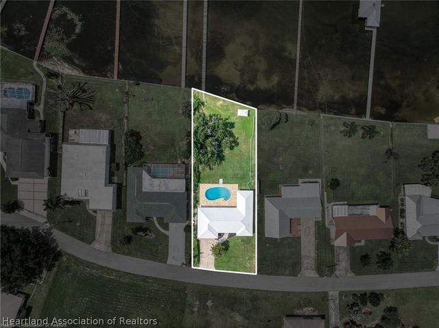 107 Lakefront Lane NW, Lake Placid, FL 33852