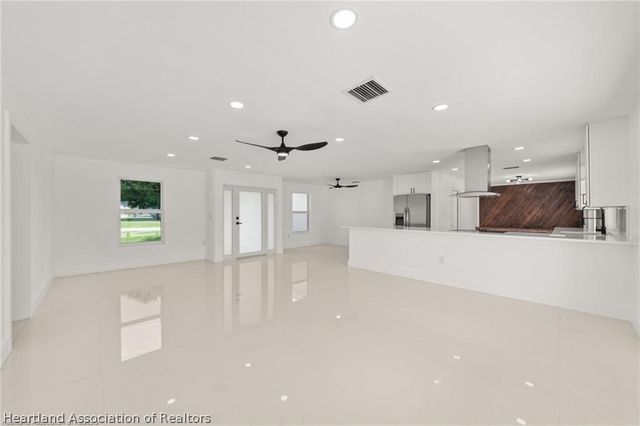 107 Lakefront Lane NW, Lake Placid, FL 33852