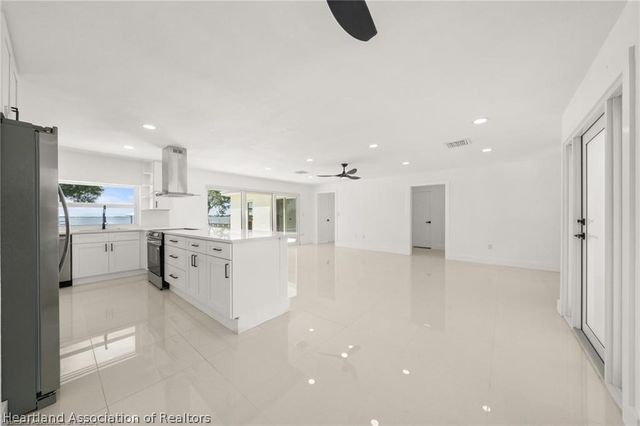 107 Lakefront Lane NW, Lake Placid, FL 33852