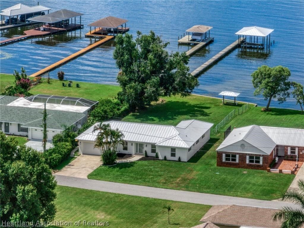 107 Lakefront Lane NW, Lake Placid, FL 33852