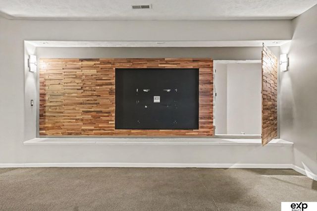 3105 N 161 Avenue, Omaha, NE 68116