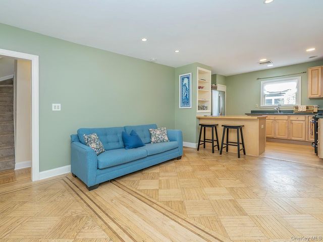 32 9th Avenue, Sea Cliff, NY 11579