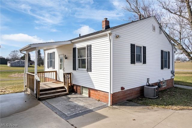 1170 Smith Kramer Street NE, Hartville, OH 44632