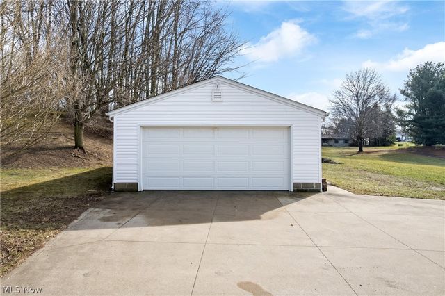 1170 Smith Kramer Street NE, Hartville, OH 44632