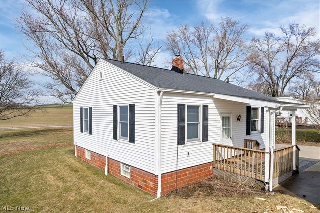 1170 Smith Kramer Street NE, Hartville, OH 44632