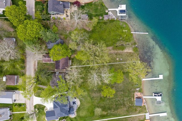 65351 E Peninsula Drive, Cassopolis, MI 49031