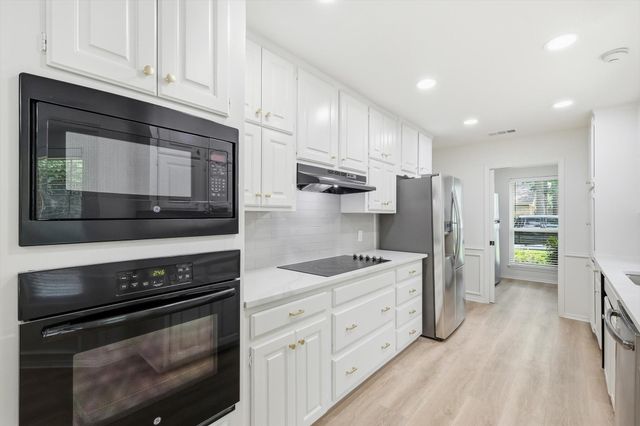 413 Blue Jay Court, Bedford, TX 76021
