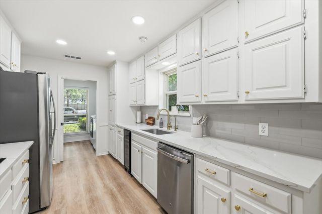 413 Blue Jay Court, Bedford, TX 76021