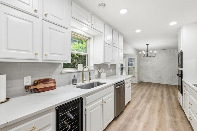 413 Blue Jay Court, Bedford, TX 76021