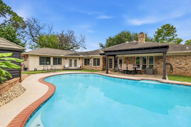 413 Blue Jay Court, Bedford, TX 76021