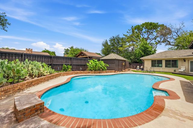 413 Blue Jay Court, Bedford, TX 76021