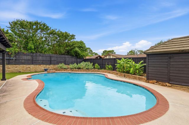 413 Blue Jay Court, Bedford, TX 76021