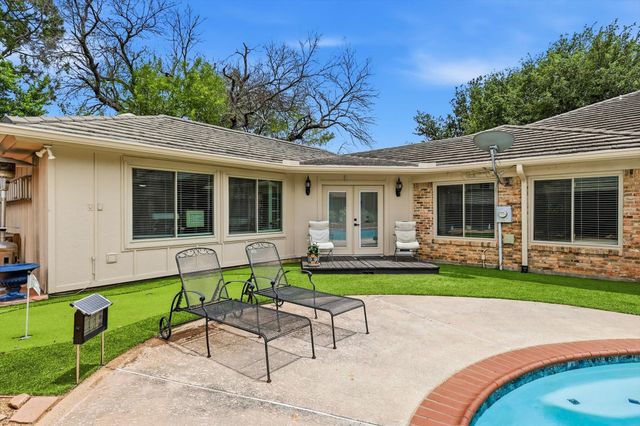 413 Blue Jay Court, Bedford, TX 76021