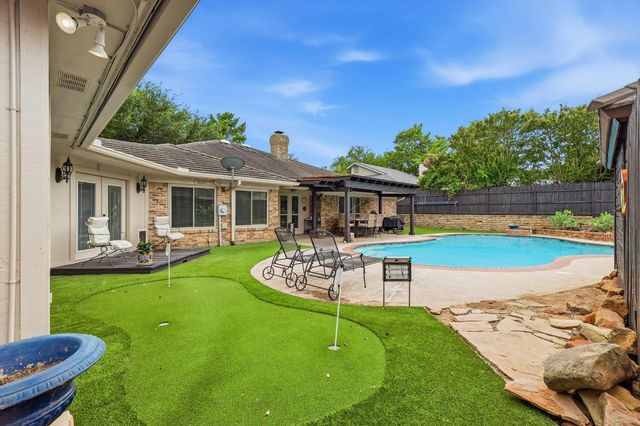 413 Blue Jay Court, Bedford, TX 76021