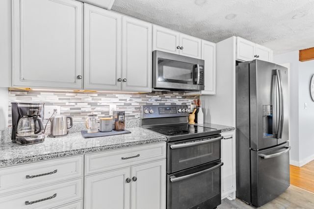 20 Wedgewood Drive, Londonderry, NH 03053