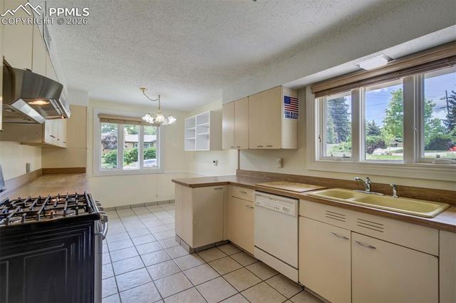 130 Cresta Road, Colorado Springs, CO 80906