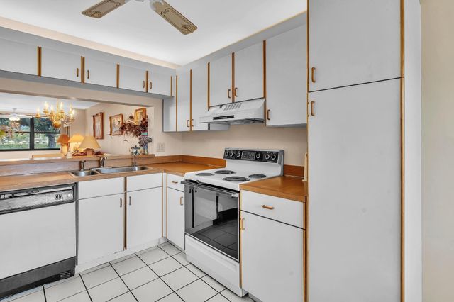 10643 W Clairmont Circle 202, Tamarac, FL 33321