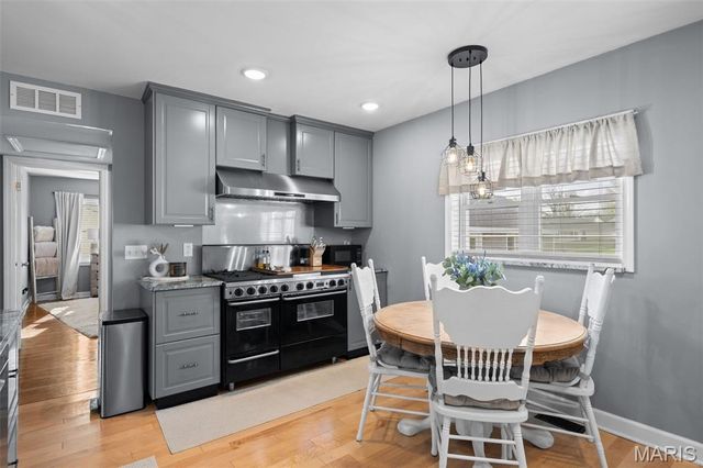 9208 Southview Lane, St Louis, MO 63123