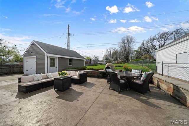 9208 Southview Lane, St Louis, MO 63123