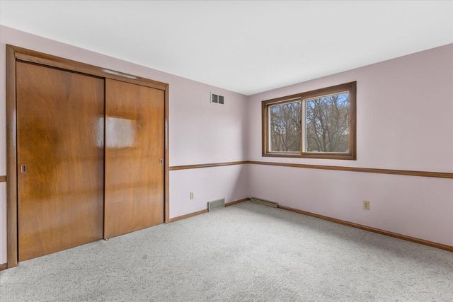 370 Douglas LANE, Cedarburg, WI 53012