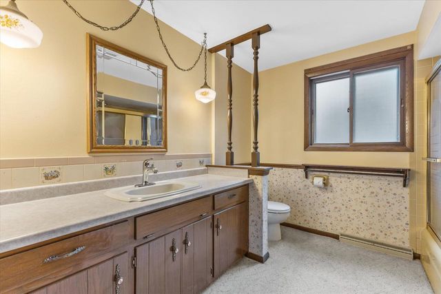 370 Douglas LANE, Cedarburg, WI 53012