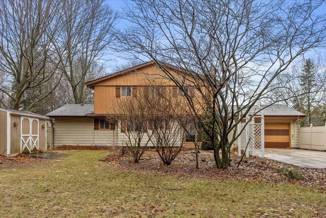 370 Douglas LANE, Cedarburg, WI 53012