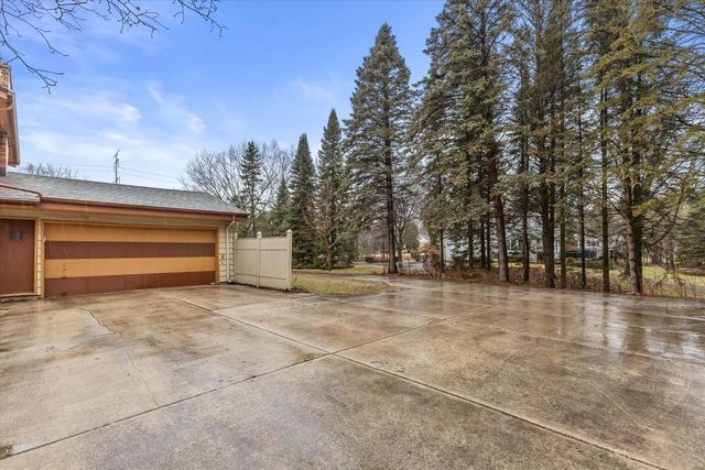 370 Douglas LANE, Cedarburg, WI 53012