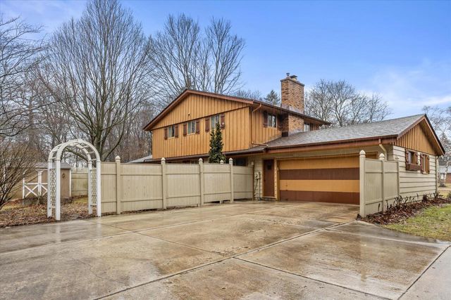 370 Douglas LANE, Cedarburg, WI 53012