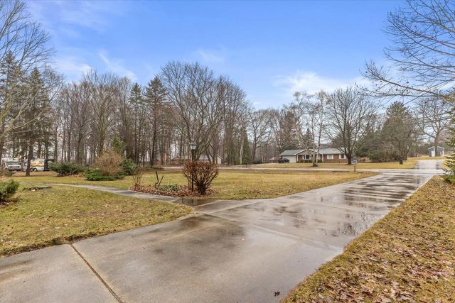 370 Douglas LANE, Cedarburg, WI 53012