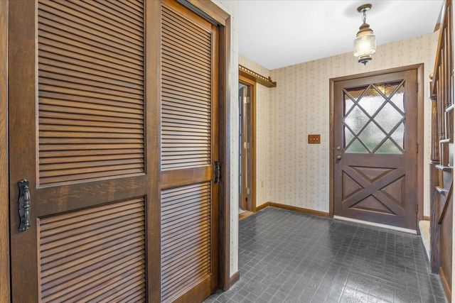 370 Douglas LANE, Cedarburg, WI 53012