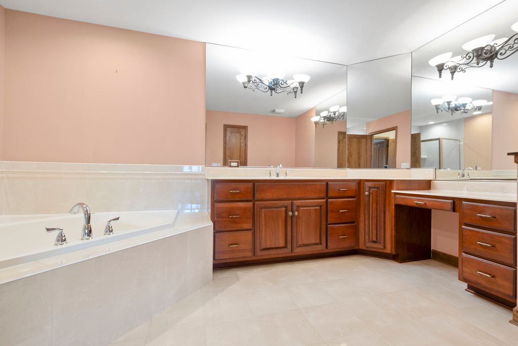 Image 16 of property listing at 16138 Hackney Drive, Orland Park, IL 60467