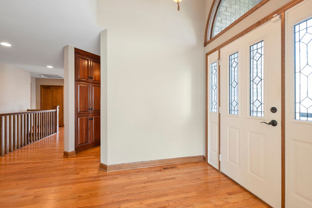 Image 3 of property listing at 16138 Hackney Drive, Orland Park, IL 60467