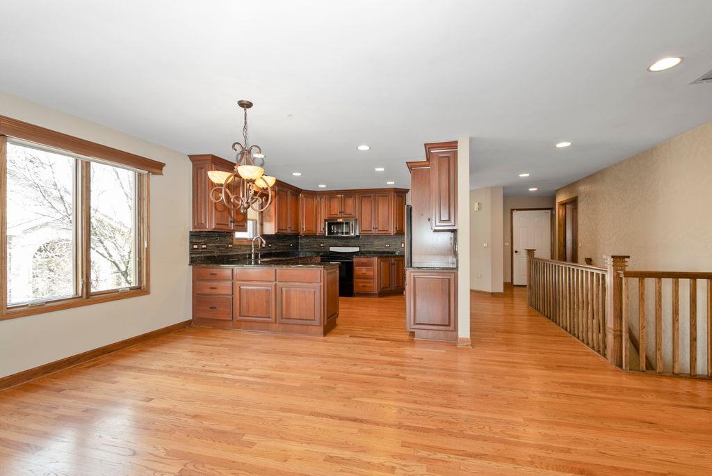 Image 8 of property listing at 16138 Hackney Drive, Orland Park, IL 60467