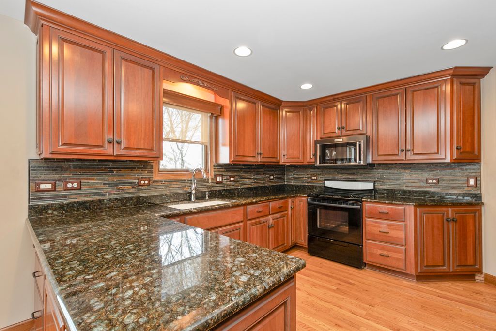 Image 9 of property listing at 16138 Hackney Drive, Orland Park, IL 60467