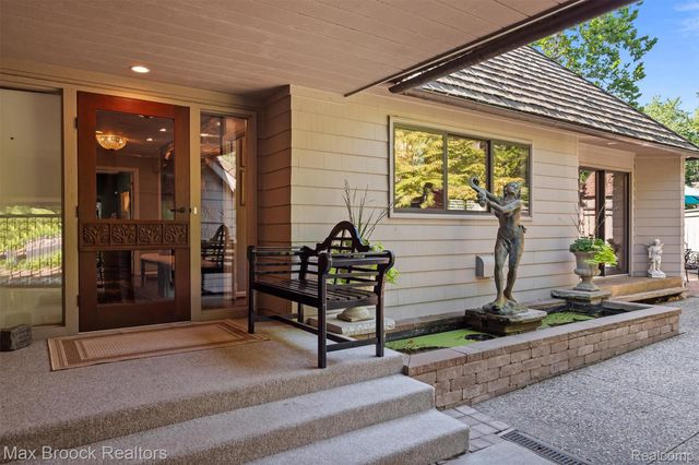 969 Bloomfield Woods, Bloomfield Hills, MI 48304