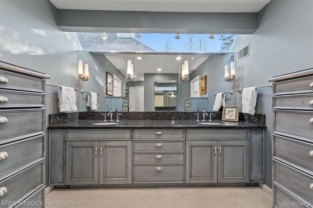 969 Bloomfield Woods, Bloomfield Hills, MI 48304