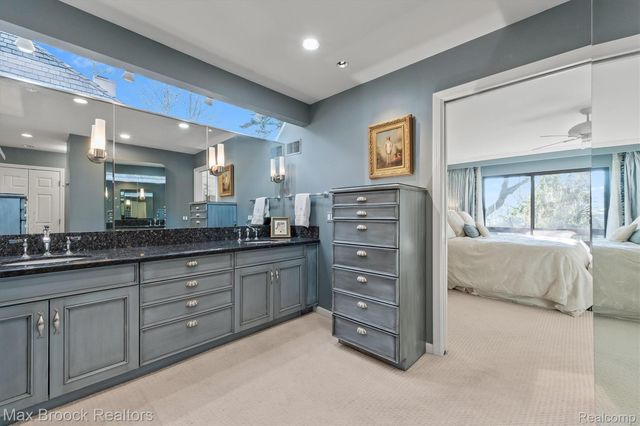 969 Bloomfield Woods, Bloomfield Hills, MI 48304