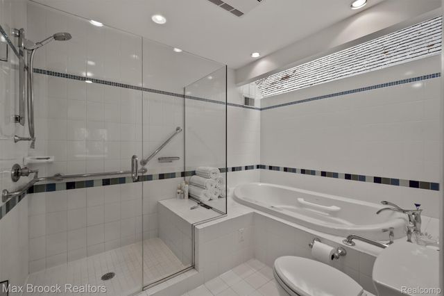 969 Bloomfield Woods, Bloomfield Hills, MI 48304