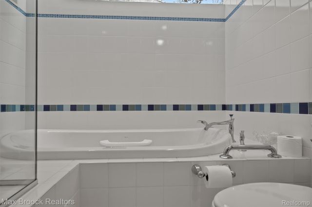 969 Bloomfield Woods, Bloomfield Hills, MI 48304