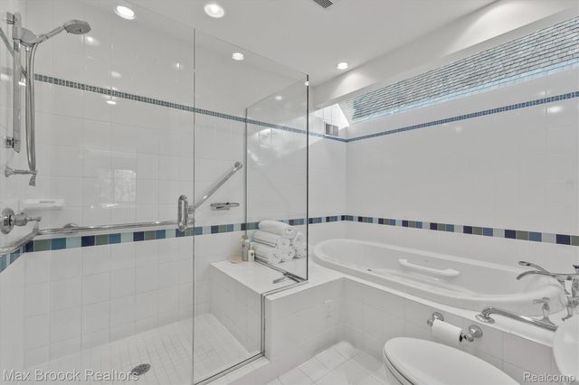 969 Bloomfield Woods, Bloomfield Hills, MI 48304